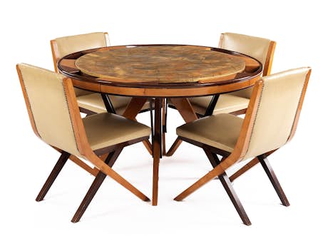 Design-Spieltisch und Stühle